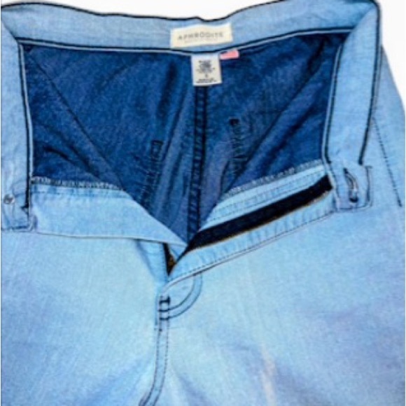 Aphrodite — Los Angeles - Picture 2 of 4